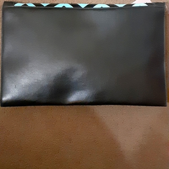 Medium/large size clutch with button flap over patent leather front with zigzag - Picture 2 of 2